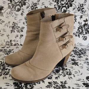 Stylish Tan Ankle Boots B139